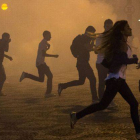Manifestantes huyen de las cargas con gases lacrimógenos, el jueves en Río de Janeiro.