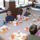 Los niños del CRA de Santa Marina del Rey durante el desayuno saludable