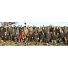 Foto de familia de los participantes en la suelta de palomas y faisanes celebrada el 6 de diciembre en Cimanes del Tejar.