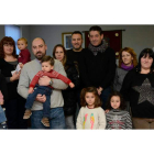 Foto de familia de los nuevos miembros del municipio, con sus familias, el alcalde y el concejal de Cultura.