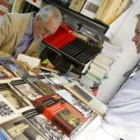 El escritor leonés Luis Mateo Díez, firmando ejemplares de sus obras