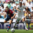 Theo e Iván López disputan un balón en el encuentro entre el Madrid y el Levante.