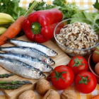 EAT propone el consumo de más frutas y verduras y menos carne roja.