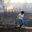 Una mujer con un caldero, participando en la extinción del fuego de Villamoros.