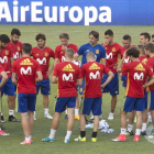 Julen Lopetegui realiza una charla a sus jugadores durante la última concentración. MARCIAL GUILLÉN