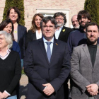 Foto de familia de los miembros del Consell de la República, con Puigdemont en el centro y Meritxell Budó detrás de él.