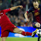 El centrocampista del Barcelona Andrés Iniesta avanza con el balón ante el jugador del Bayern Munich, Javi Martínez, durante el partido.
