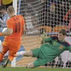Iker Casillas solventa un mano a mano magistral ante el holandés Arjen Robben.