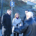 El alcalde, ayer con la pedánea de Otero, Rosa Fernández, y otros concejales.