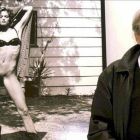 El fotógrafo Helmut Newton frente a una fotografía suya en el 2001.