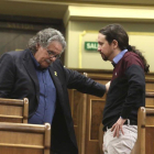 El portavoz de ERC en el Congreso, Joan Tardà, y el líder de Podemos, Pablo Iglesias, en la sesión de control al Gobierno