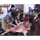 Momento de la realización del despiece del cerdo. CAMPOS