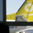 Uno de los aviones de Lagun Air, en una imagen de archivo en el aeropuerto de León.