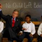 Bush posa con unos niños en una escuela en el sur de Estados Unidos