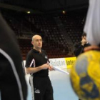 Jordi Ribera se dirige a sus jugadores en el recinto donde hoy se disputará el trascendental partido
