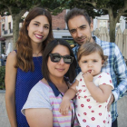 Elena, la canguro, con Carla y los padres de la niña.