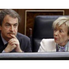 Zapatero y María Teresa Fernández de la Vega, durante la sesión de control en el Congreso.