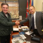 Pedro García y Gerardo Álvarez Courel, ayer, momentos antes de rubricar el convenio.