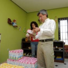 Fernández observa los alimentos del reparto con Gutiérrez detrás