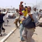 Los manifestantes de Basora trasladan al hospital al  iraquí herido en los enfrentamientos