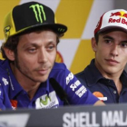 Márquez mira atentamente a Rossi en su comparecencia de ayer.