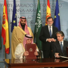 El ex presidente del Gobierno, Mariano Rajoy, con el principe heredero de Arabia Saudi,  Mohamed Bin Salman Bin Abdulaziz Al Saud, durante la firma de diversos acuerdos el pasado abril en Madrid