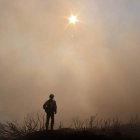Los efectivos trabajando en la zona para dar por extinguido el siniestro.