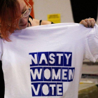 Bob Bland, una de las impulsoras de la campaña de las 'mujeres asquerosas', enseña una camiseta con su lema, en Nueva York.