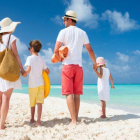 Una familia disfruta de unas vacaciones en una playa paradisiaca.