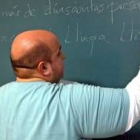 Un profesor de leonés escribe en la pizarra durante una clase, en imagen de archivo