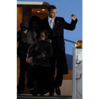 Barack Obama junto a su familia, ayer, a su llegada a Chicago