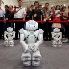 Varios robots de exposición, creados por estudiantes de la Universidad de Wuhan, en China.
