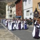 Arriba, una de las procesiones de la Hermandad del Santísimo Cristo de la Victoria. A la izquierda,