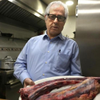 El propietario del restaurante Toribio muestra un rabo de toro (auténtico).