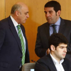 El alcalde y Gómez charlan en el último Pleno ante Vélez.
