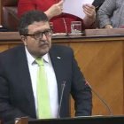 El líder de Vox en el Parlamento de Andalucía, Francisco Serrano, durante su discurso.