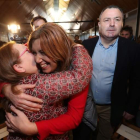 Díaz abraza a una simpatizante a su llegada al recinto ferial de Camponaraya, acompañada por el alcalde, Eduardo Morán. L. DE LA MATA