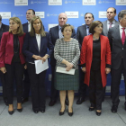 La ministra de Sanidad, Ana Mato, con algunos consejeros tras la reunión de ayer.