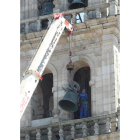 Momento del traslado de una de las campanas, ayer. L. DE LA MATA