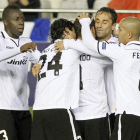 Los jugadores del Valencia celebran el gol materalizado por Roberto Soldado.