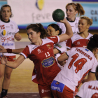 Una jugadora del Cleba supera a la defensa gijonesa.