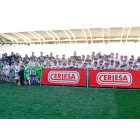 El Reino de León vivió una fiesta gracias al reto Cerlesa, que enfrentó al primer equipo de la Cultural y Deportiva Leonesa contra un centenar de jóvenes. FERNANDO OTERO