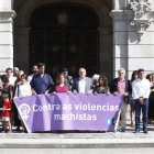 Los miembros del Ayuntamiento de A Coruña durante el minuto de silencio convocado para condenar el asesinato de una mujer a manos de su yerno.