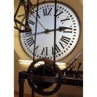 El reloj de la Puerta del Sol, donado por el leonés José Rodríguez Losada, esta semana. RAQUEL P. VIECO