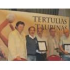 Fernando Álvarez, Manolo Molés, Santiago Valverde, Felipe Zapico y Antoñete, durante la entrega