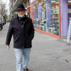 El escritor pasea por una céntrica calle de Madrid