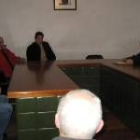 Los pedáneos de Pinos, Robledo, Ríolago y Villarusán junto al abogado, durante la reunión