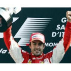 Alonso celebra en el podio del circuito de Monza su tercera victoria de la temporada.l