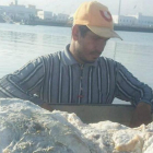El pescador Khalid Al-Sinani, con su hallazgo.