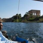 Un hombre pasa con su barca por el Nilo ante el templo de Philae